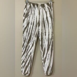 GOOD AMERICAN
Boyfriend Sweatpants In Putty Tie Dye
Size 1